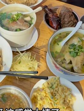 White sugar noodles served with chicken soup dumplings