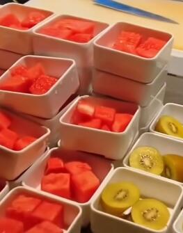 Korean sisters visit Shanghai and enjoy Chinese cuisine