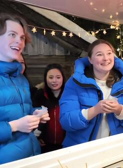 Sichuan girl sets up food cart stall in winter