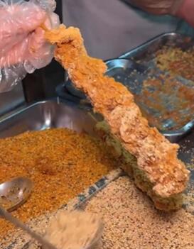 Street photography of the food street next to the Zhengzhou Food School