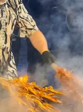 Kaifeng, the ancient capital of eight dynasties, is a place where delicious food abounds. Kaifeng, the ancient capital of eight dynasties, is a place where delicious food abounds.