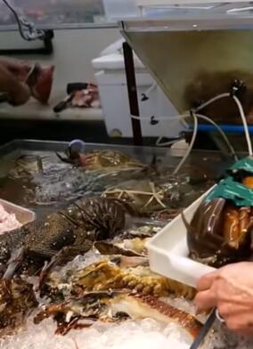 Two ways to prepare giant mud crabs as a Japanese street food